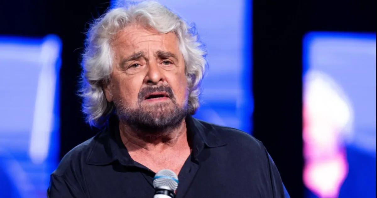 “Basta esercito, come il Costa Rica”: dopo 62 giorni spunta Grillo, l’antiamericano