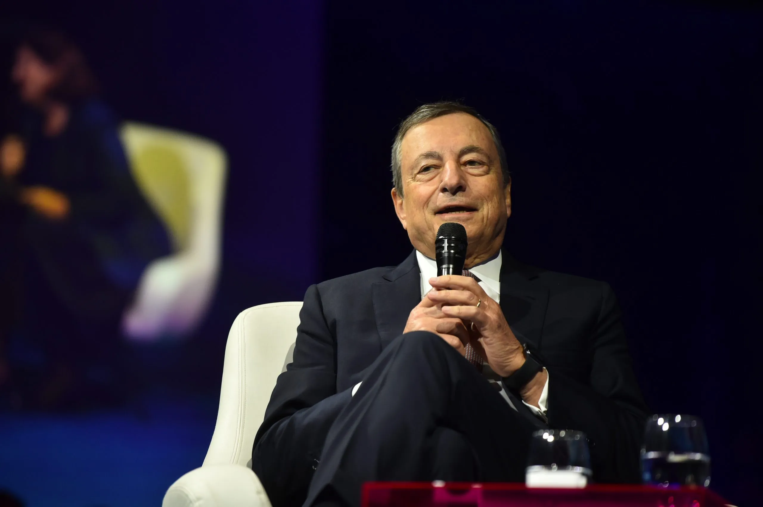 Draghi sale in cattedra a Parigi. La strigliata ai decisori politici europei come nell’ultimo Consiglio da premier