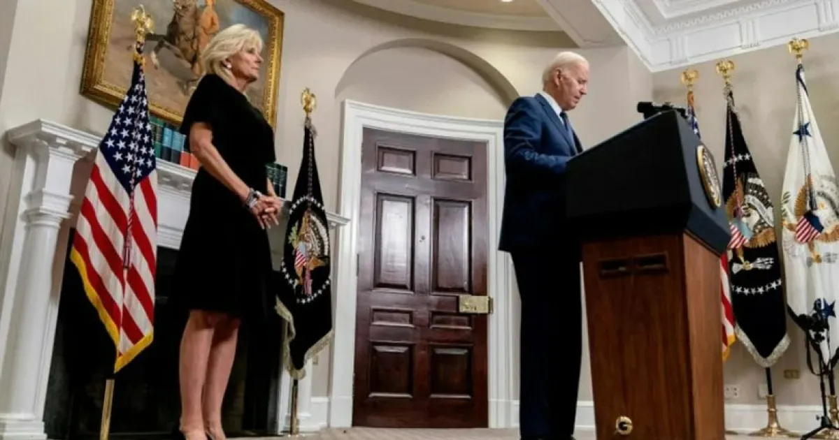 Biden, atto d’accusa all’America sulla lobby delle armi: “Dov’è la nostra spina dorsale?”