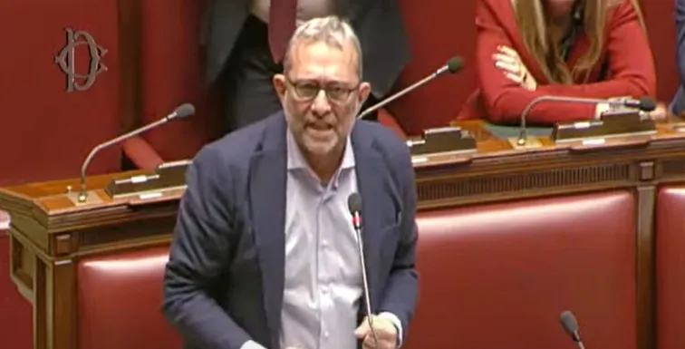 “Siete MI-SE-RA-BI-LI!”: Giachetti contro Conte, standing ovation della Camera – VIDEO