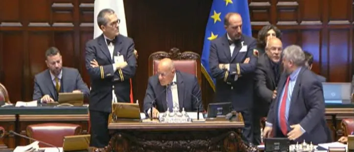 Scostamento di bilancio, maggioranza ko alla Camera: lo stupore di Rampelli – DIRETTA