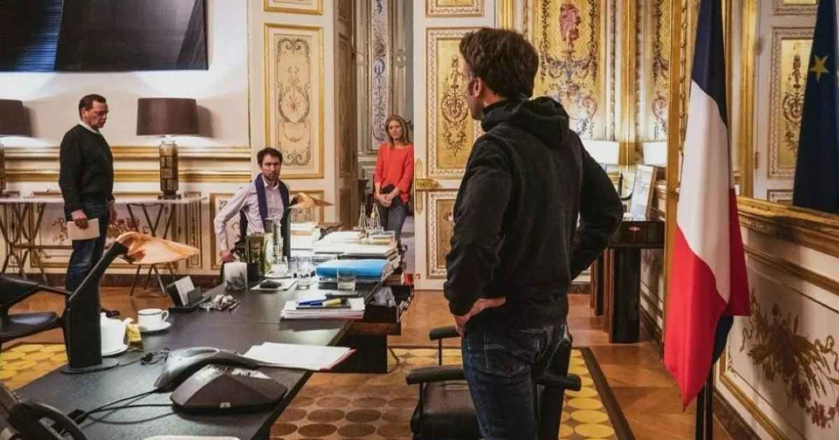 No, Macron non sta copiando il modo di vestire di Zelensky