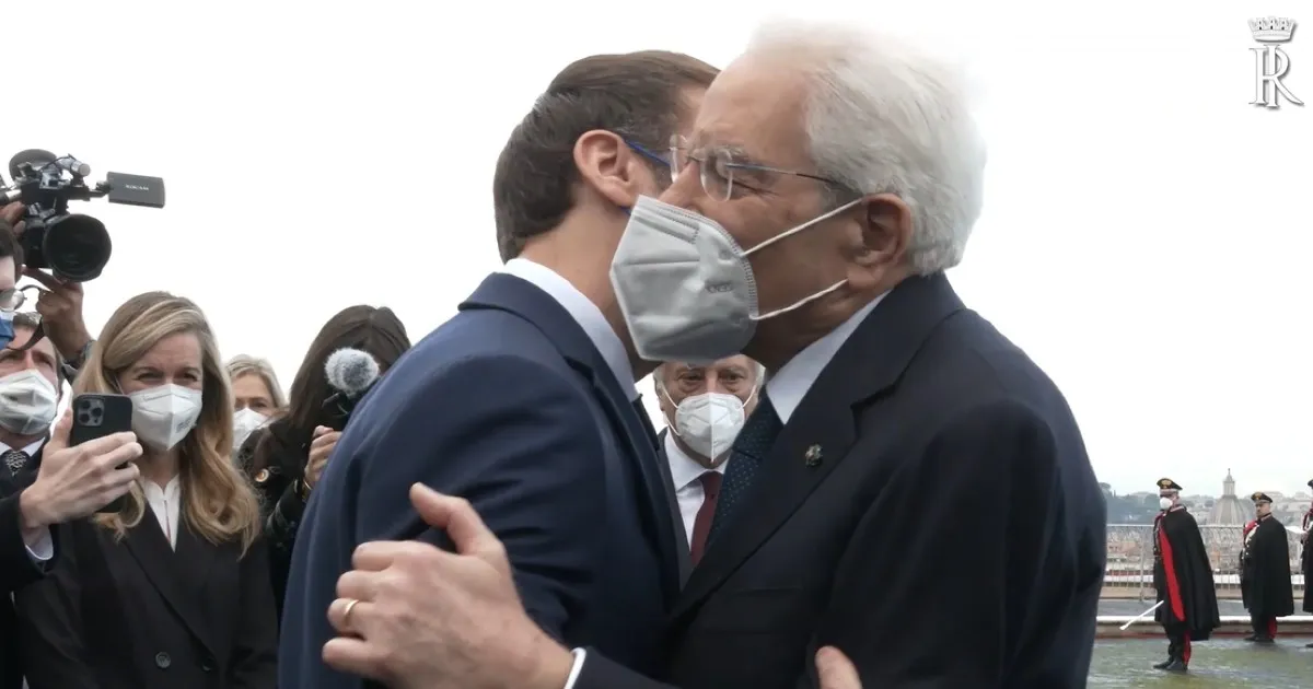 Macron e Mattarella, quel lungo abbraccio che sa di commiato – VIDEO