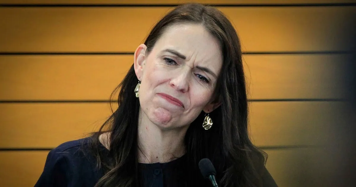 Il discorso di dimissioni commosso (e commovente) di Jacinda Ardern