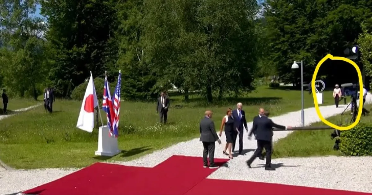 VIDEO! G7, nuovo sgarbo a von der Leyen: Scholz preso da Biden se la dimentica